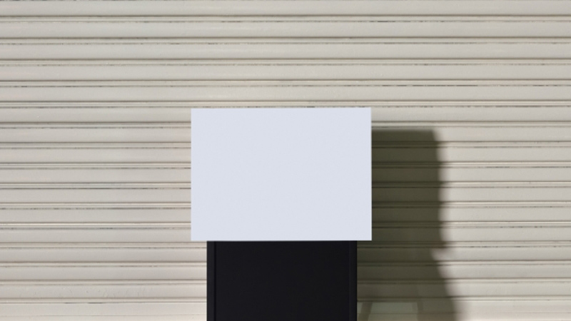 シャッター前の看板